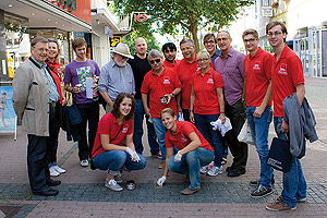 Die Mitglieder der SPD Worms-Mitte polierten am vergangenen Samstag Morgen alle Stolpersteine im Stadtzentrum um die Erinnerungen an Opfer der Naziherrschaft wach zu halten.