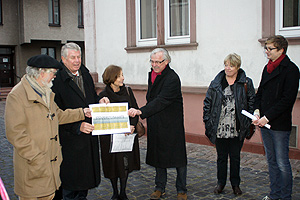 (von links nach rechts) Roland Graser, Vorsitzender von Warmaisa, Oberbürgermeister Michael Kissel, Frau Stella Schindler-Siegreich, SPD Vorstandsmitglied Heinfried Becker, Ulrike Schäfer, Vorstandsmitglied von Warmaisa und Andreas Gölz, Vorsitzender der SPD Worms-Mitte.