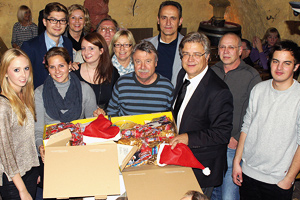 Die Mitglieder der SPD Worms-Mitte nach dem packen der Weihnachtspakete für die Deutschen Bundeswehrsoldaten in Afghanistan.
