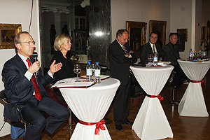 v. l. n. r.: Staatsminister a. D. Florian Gerster, Ministerin Doris Ahnen, Moderator Prof. Dr. Thomas Leif, MdL Jens Guth und Univ.-Prof. Dr. Karl-Rudolf Korte