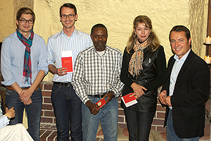 Der Wormser SPD-Chef Jens Guth (re.) überreicht die Parteibücher im Beisein des Ortsvereinsvorsitzenden der SPD Worms-Mitte Andreas Gölz (li.) an die neuen Mitglieder Roza Enkvist (2. v. r.), Jacob Aggrey (mitte) und Patrick Mais (2. v. l.).