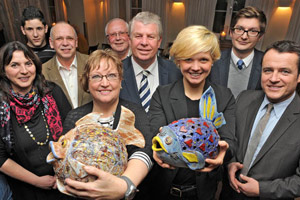 (v.l.n.r.) Marika Karapanagiotidis, Bar Dhi Veseli, Norbert Lätsch, Margit Zobetz, Klaus Hagemann, Michael Kissel, Carina Brechters, Andreas Gölz und Jens Guth. 
