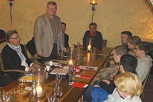 Hans - Herbert Rolvien (stehend), Vorsitzender der Arbeitsgemeinschaft für Arbeitnehmerfragen, zu Besuch auf der Öffentlichen Vorstandssitzung der SPD Worms-Mitte.